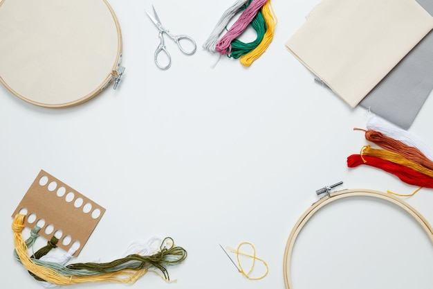 materiały do haftu na stole